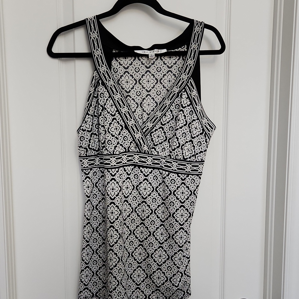 L Max Studio Black and White Patterned Sleeveless Top